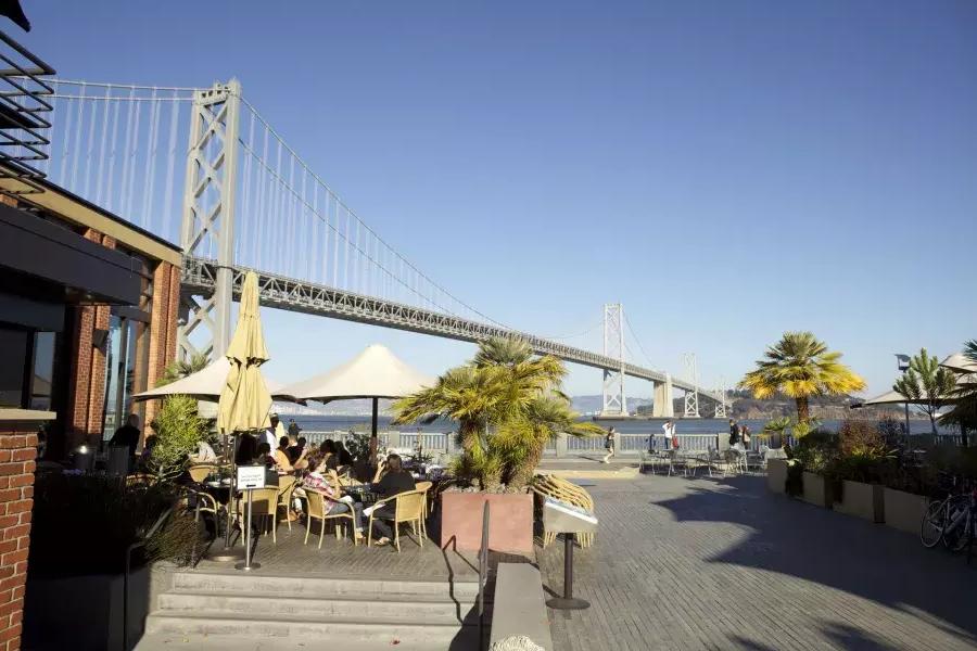 I commensali si godono un pasto sul lungomare di San Francisco.