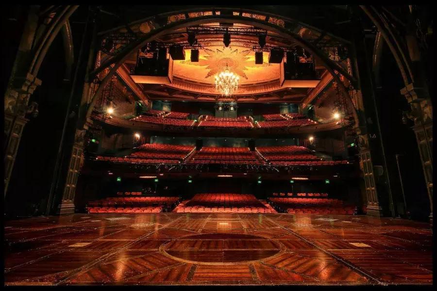 Innenraum des Curran Theatre von der Bühne aus gesehen. San Francisco, Kalifornien.